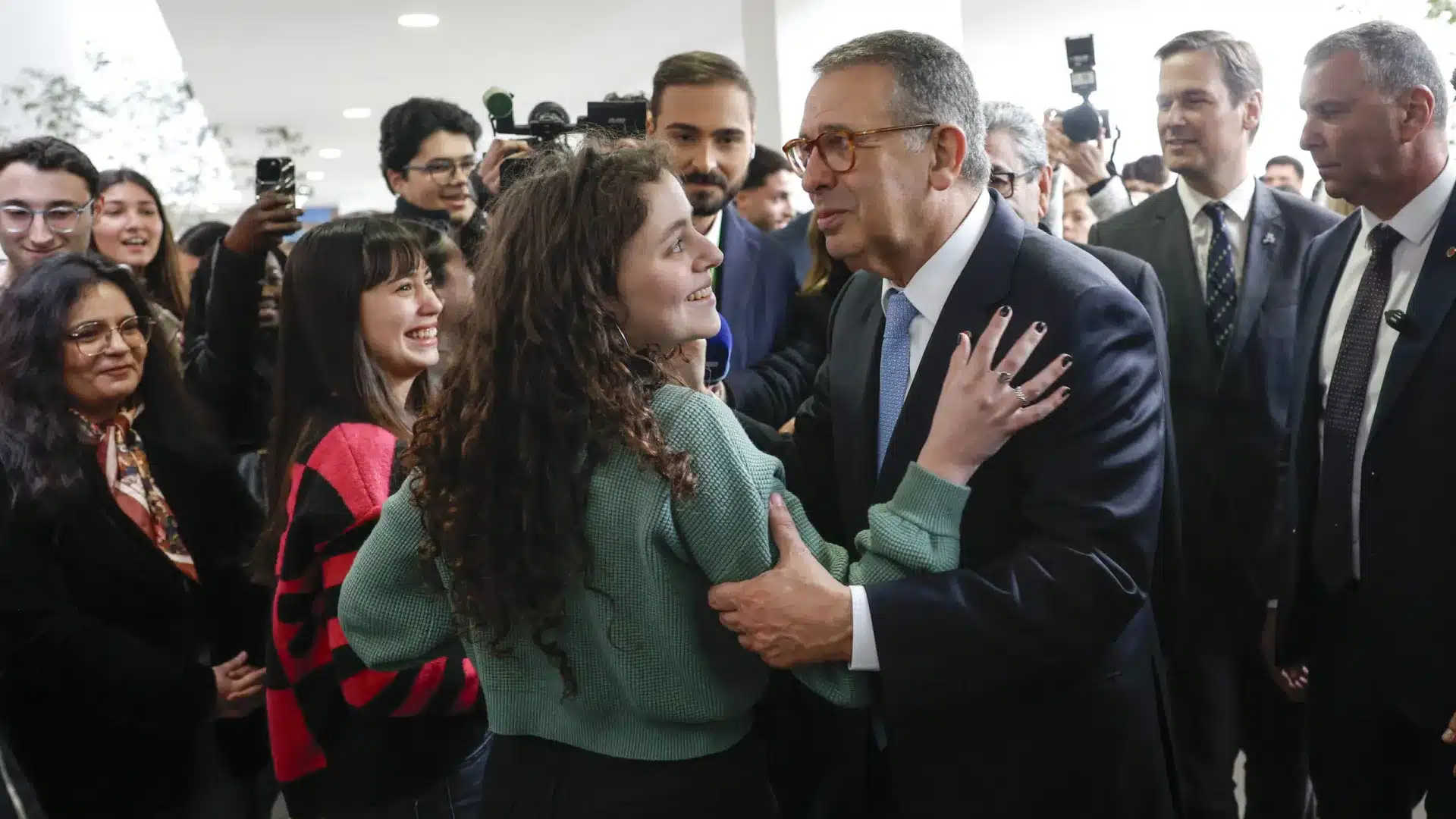 Seguro veut une "coalition" avec les jeunes et promet de recueillir des contributions.