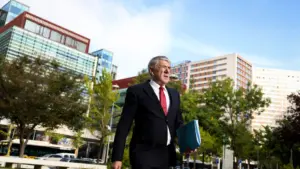 Socrate avertit qu'il invoquera au tribunal la manière dont il a été défendu.