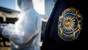 Suspect de trafic extradé d'Espagne vers ici. Il allait s'envoler pour l'Amérique.