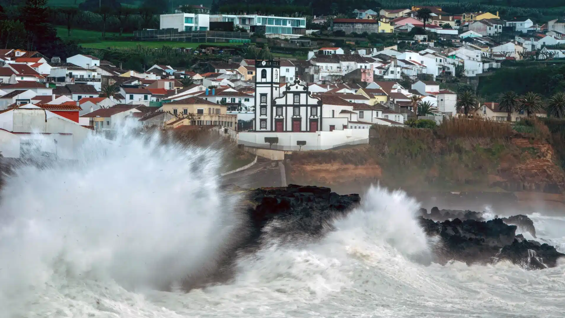 Toutes les îles des Açores sous avertissement jaune en raison de prévisions de fortes pluies.