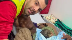 Un bébé naît à la porte de Santa Maria dans une ambulance des pompiers de Camarate.