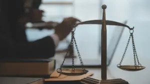 Un couple condamné à une peine de prison ferme pour 2 décès causés par des gaz toxiques dans une chambre.