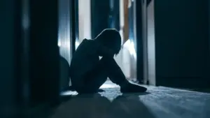 Un homme d'affaires arrose ses enfants d'essence et met le feu à la maison. "Nous mourons tous."