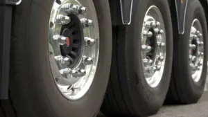 Un homme meurt écrasé par son propre camion alors qu'il le réparait.