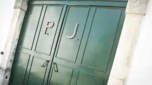 Un homme qui a agressé un agent de la PSP et caillassé le bâtiment de la PJ est placé en détention provisoire.