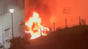 Un incendie détruit trois véhicules à Lisbonne. Police Judiciaire mobilisée.