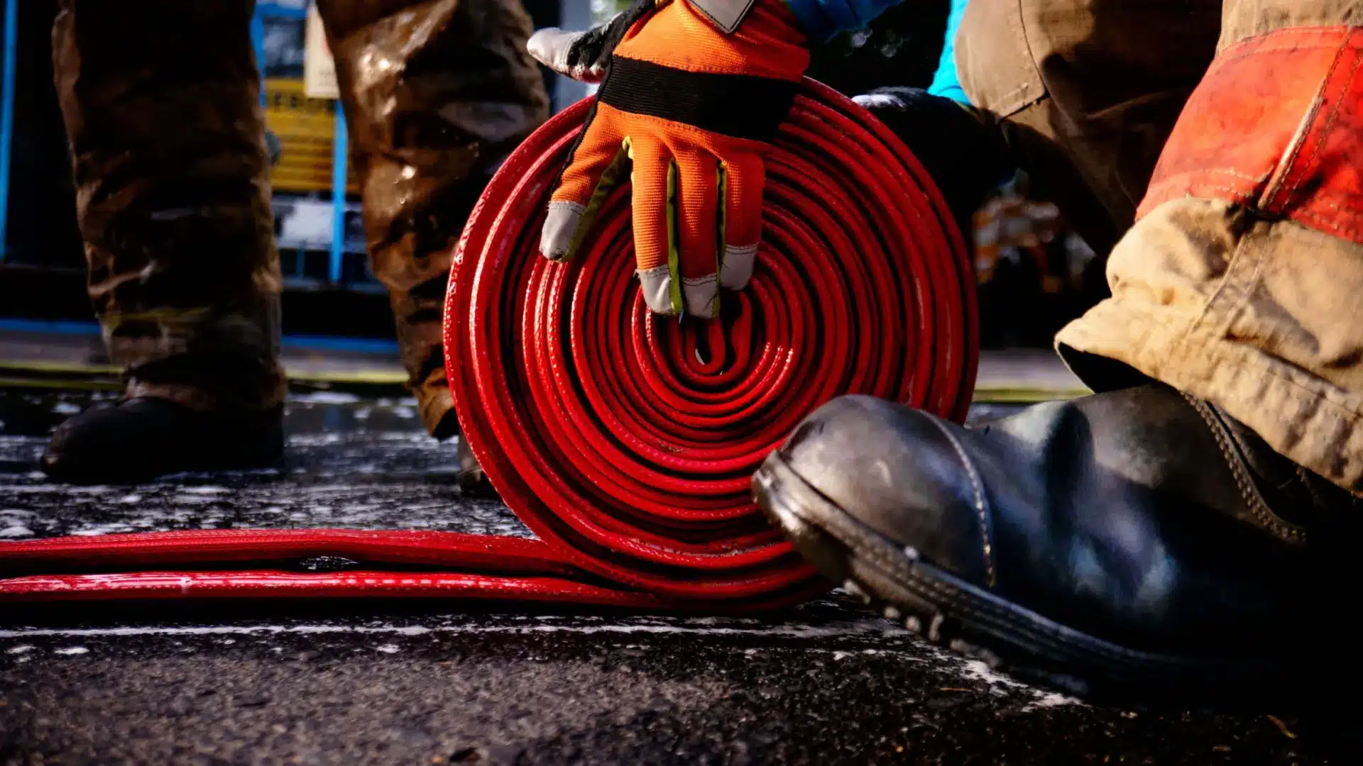 Un incendie détruit trois véhicules et cause des dégâts dans un atelier à Alcácer do Sal.