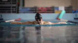 Un jeune avec trisomie 21 défie les préjugés au travail, dans le sport et la vie sociale.
