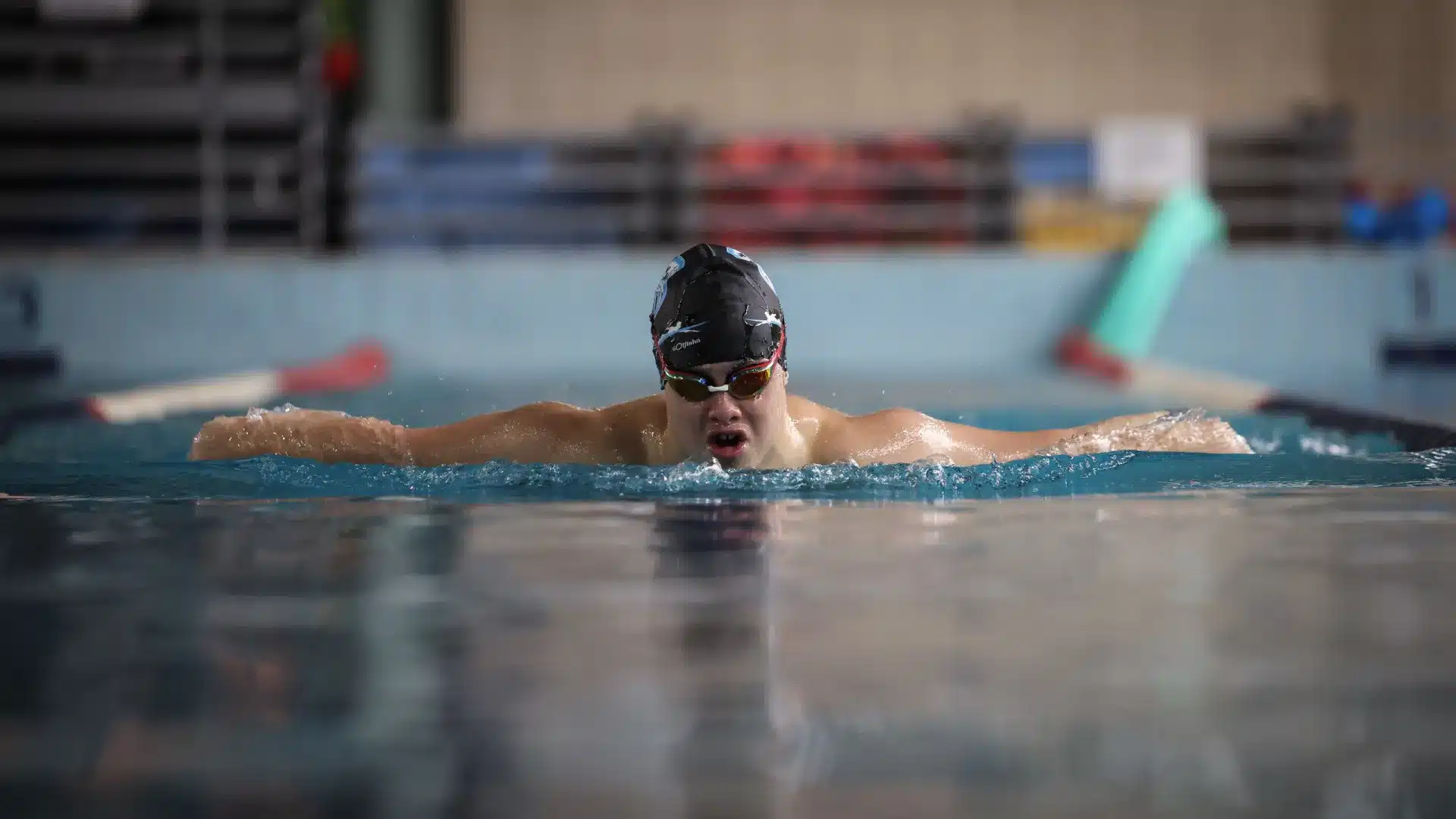 Un jeune avec trisomie 21 défie les préjugés au travail, dans le sport et la vie sociale.