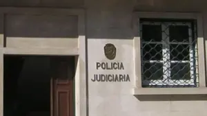 Un jeune homme de 18 ans détenu pour abus sexuel près d'une école. La victime a 12 ans.