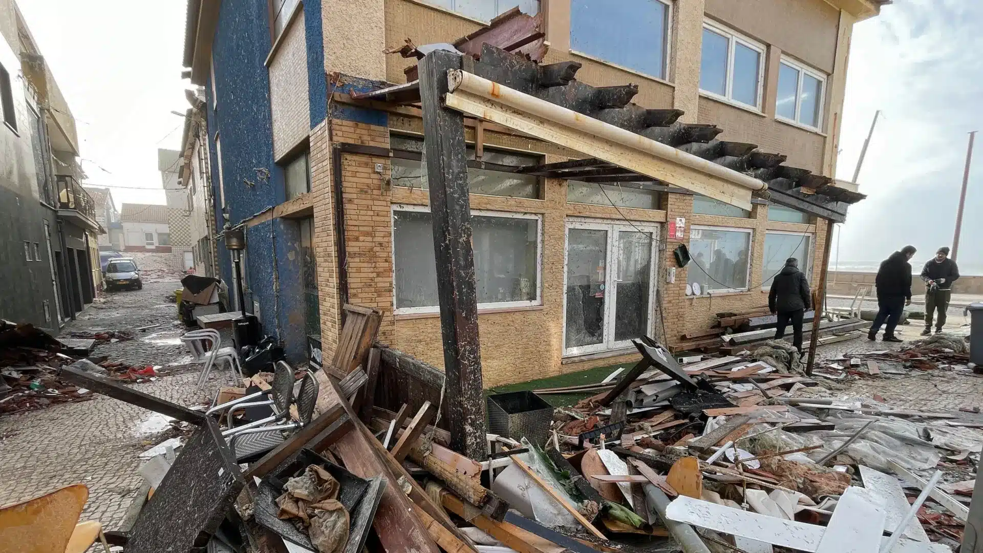 Un mois plus tard, les restaurants restent presque tous fermés à Praia da Vieira.
