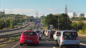 Un mort dans une collision entre un camion et une moto sur le pont 25 de Abril.