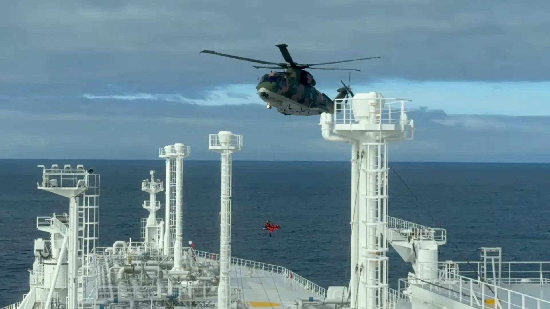 Un Polonais avec une possible rupture secouru d'un pétrolier au large des Açores.