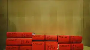 Une femme accusée de tentative de meurtre sur son père commence son procès.