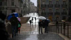 Une partie significative du territoire affecté reste sans communications