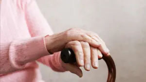 Une vieille femme retrouvée morte chez elle à Madère. Son fils est suspect (en fuite).