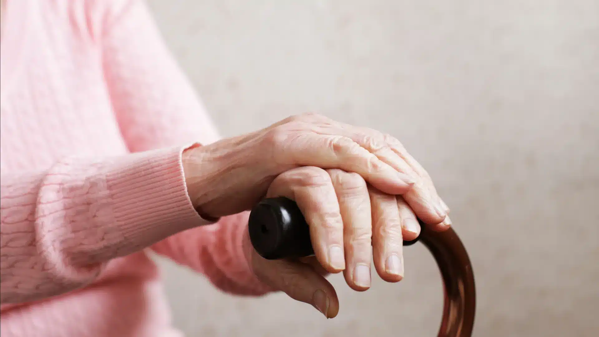 Une vieille femme retrouvée morte chez elle à Madère. Son fils est suspect (en fuite).