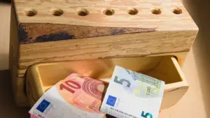 Urgence : Après tout, combien d'argent une famille doit-elle avoir chez elle