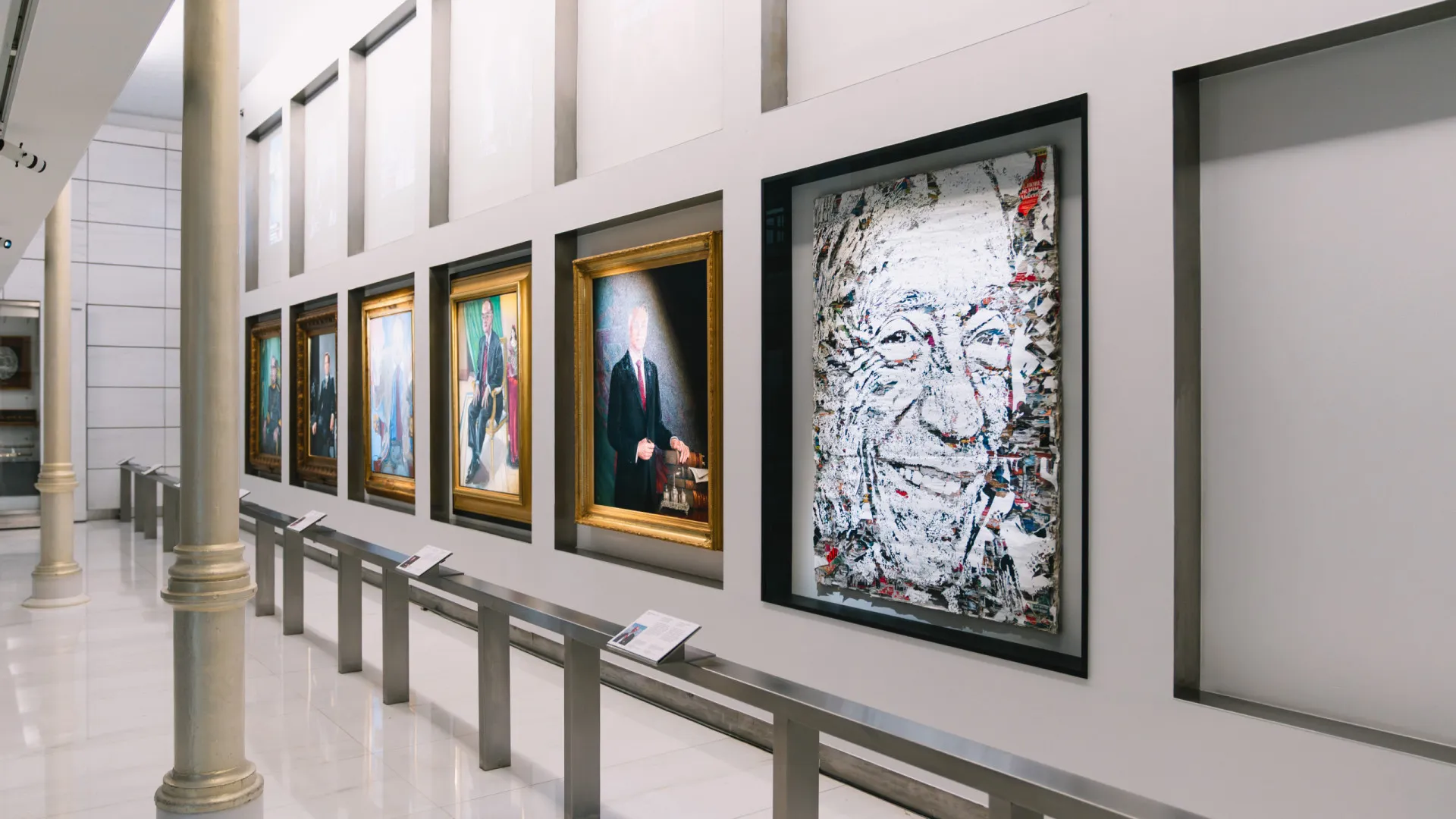 Vhils a représenté Marcelo sans peindre, mais avec 10 ans de journaux : Les images