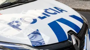 Volent une voiture, sont suivis et il y a des « tirs d’avertissement ». Deux arrêtés.