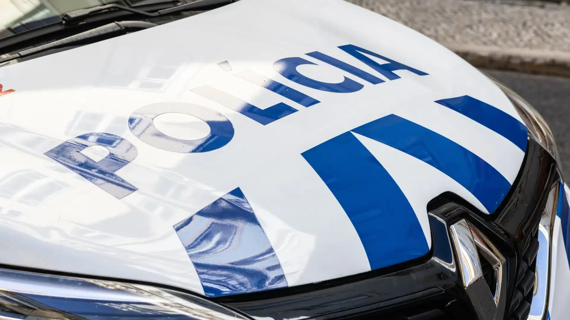 Volent une voiture, sont suivis et il y a des « tirs d’avertissement ». Deux arrêtés.