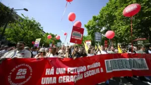 25 avril : Des dizaines de milliers ont défilé pour la protection de la liberté