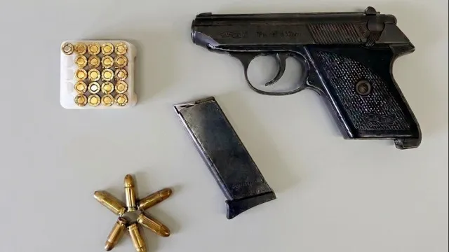 A tenté de cacher une arme à feu dans la poche de sa jupe et finit arrêtée à Lisbonne