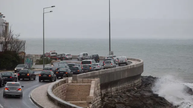 Accident avec trois blessés graves coupe la Marginale en direction de Lisbonne-Cascais