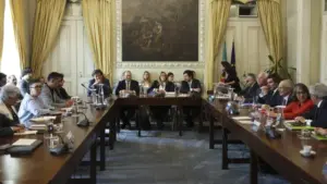 Accord de travail bloqué par "2 ou 3 sujets", sera prêt "dans les prochains jours".