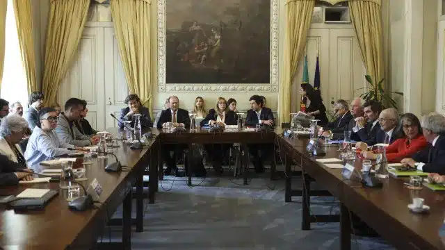 Accord de travail bloqué par "2 ou 3 sujets", sera prêt "dans les prochains jours".