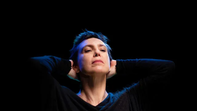 Adriana Calcanhotto avec quatre dates au Portugal en format voix et guitare