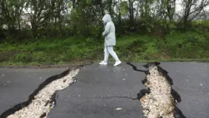 Après les intempéries, "vingt-six" routes restent coupées au Portugal.