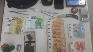 Arrêté après que la GNR ait ressenti une "forte odeur de stupéfiants" dans la voiture.