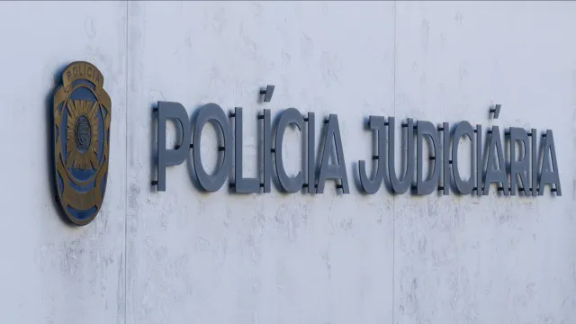 Arrêté par la PJ après une "lutte avec un voisin" avec une arme à feu. "Motifs futiles"