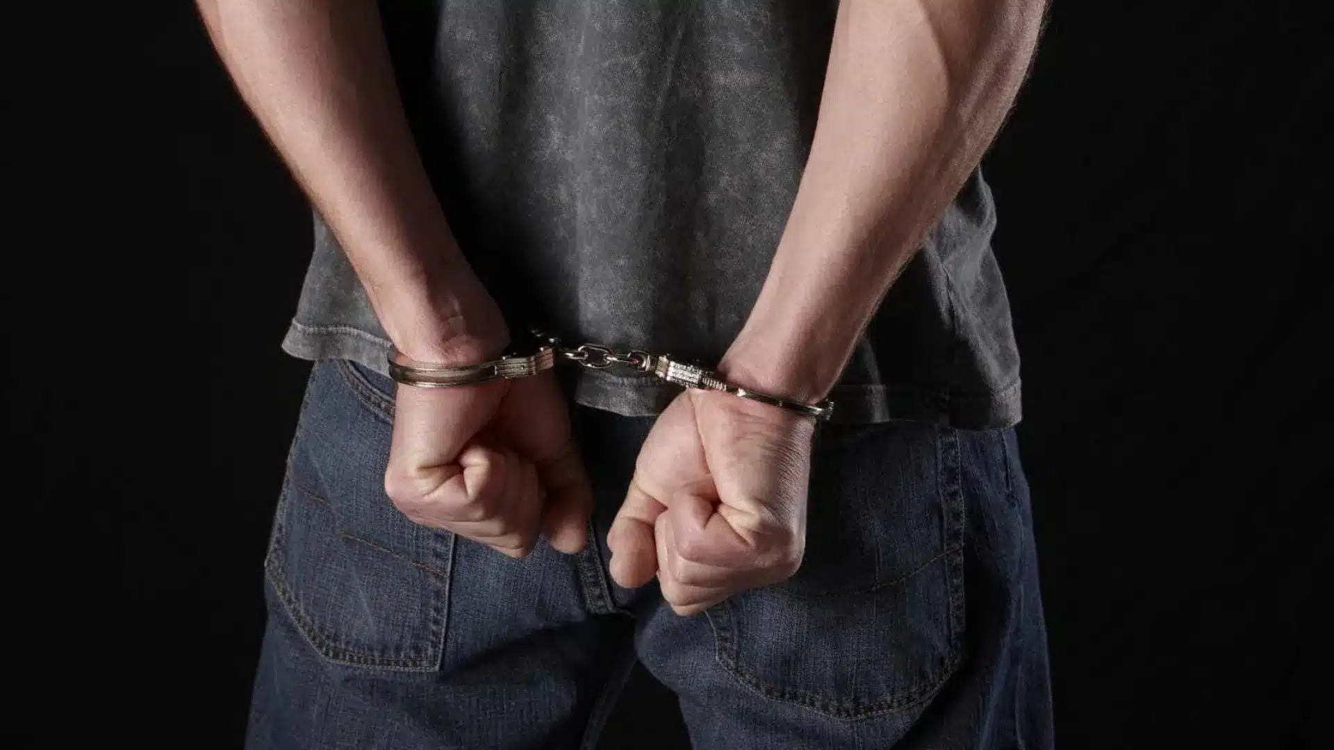 Arrêté pour agressions contre son ex-compagne à Santarém et à Évora.