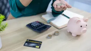 Avez-vous jusqu'à 35 ans ? Découvrez combien vous économisez avec l'IRS Jeune (et que faire).