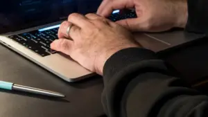 Bruxelles propose une journée de télétravail obligatoire par semaine (et pas seulement)