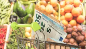 "Ça n'a jamais été aussi cher". Le panier alimentaire atteint un "nouveau record historique".