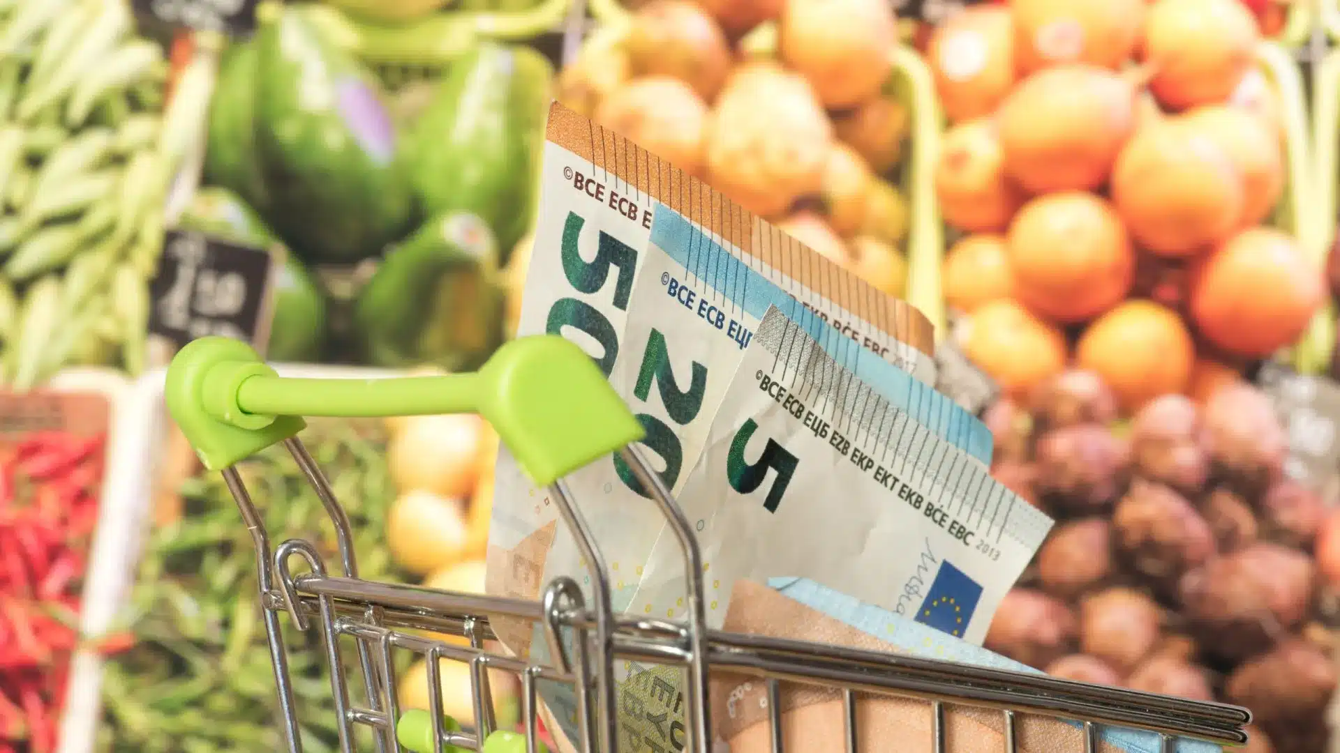 "Ça n'a jamais été aussi cher". Le panier alimentaire atteint un "nouveau record historique".