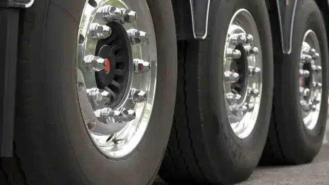 Camion immobilisé sur un pont de Santarém coupe la circulation sur la voie.