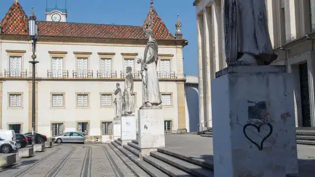Cape et chaussures de costume de Hugo Meneses déposées à la FLUC en hommage