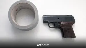 Carnide. Ils enfoncent la porte et menacent un vieil homme avec une arme pour le voler.