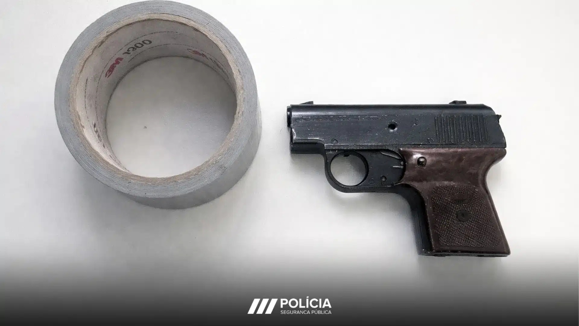 Carnide. Ils enfoncent la porte et menacent un vieil homme avec une arme pour le voler.