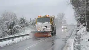 Chute de neige ferme la route du massif central de la Serra da Estrela.