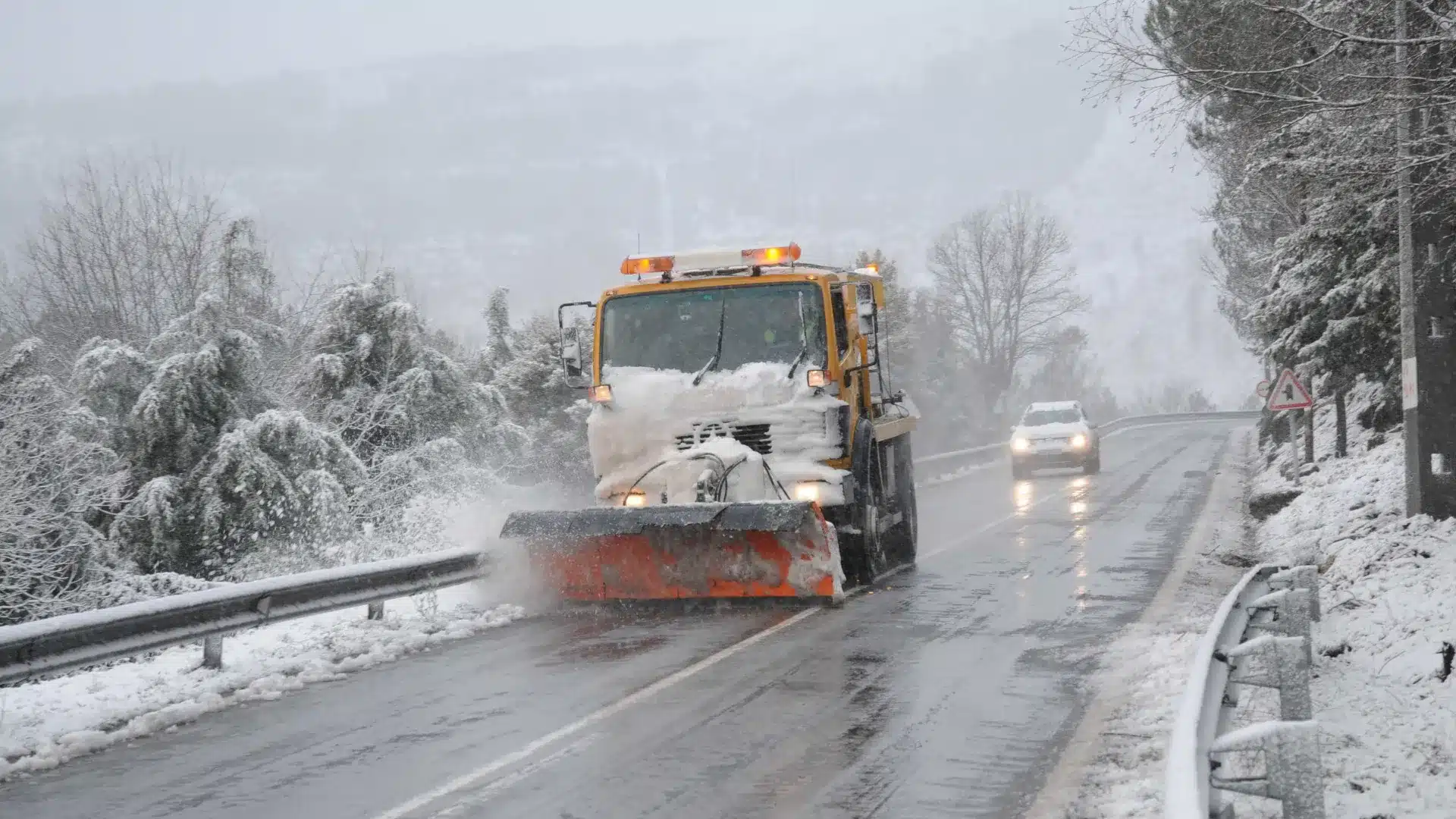 Chute de neige ferme la route du massif central de la Serra da Estrela.