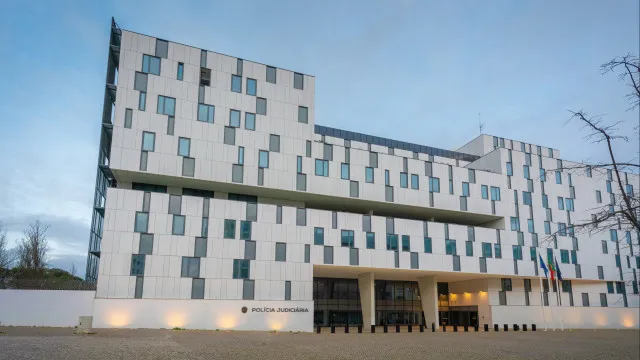 Cinq personnes arrêtées par la PJ pour "commercialisation de médicaments" (et pas seulement)