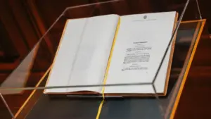 Constitution de la République portugaise traduite en langue mirandaise