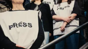 Crise financière et d'identité en tête des préoccupations des journalistes.