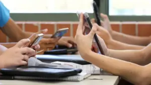 Décision sur l'interdiction des smartphones dans plus d'écoles annoncée pendant les vacances.