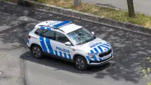 Demande un briquet prêté et vole le portable d'un touriste. Il a été arrêté par la PSP.